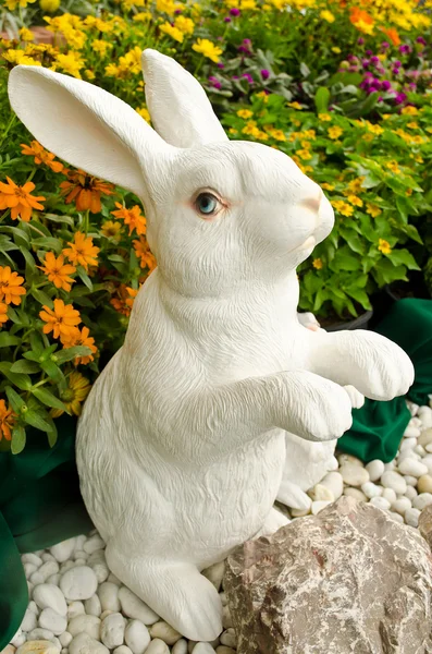 Rabbit statue in the garden — Stock Photo, Image