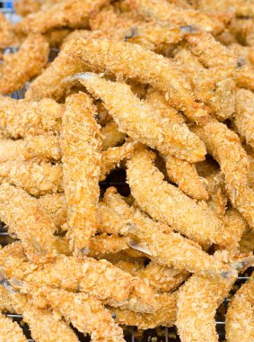 Derin kızarmış balık ekmek kırıntı ile