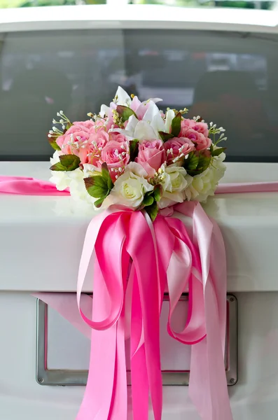 Evlilik araba güzel çiçek dekorasyonu ile