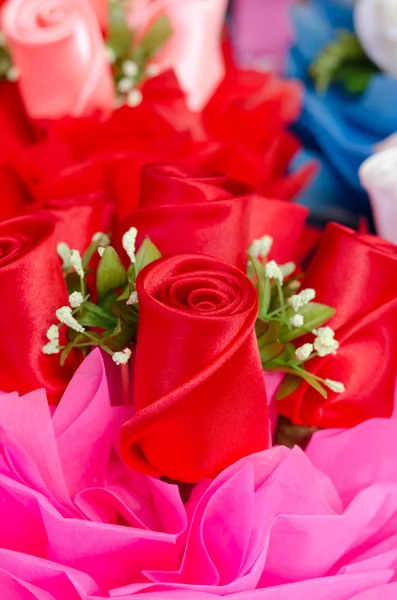 Ramo de flores de rosas artificiales — Foto de Stock