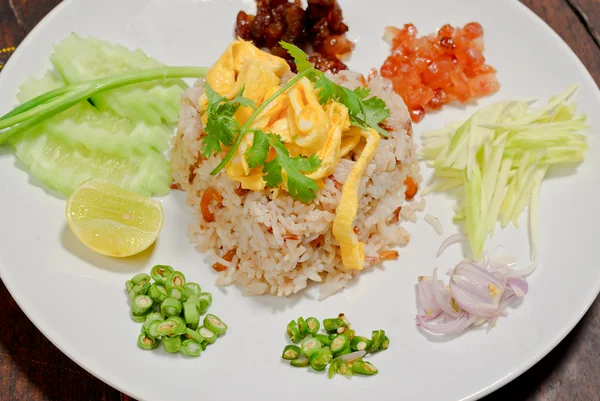 Mixed cooked rice with shrimp paste sauce (Kao Cluk Ka Pi) — Stock Photo, Image