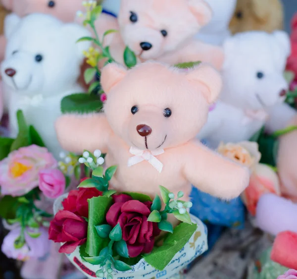 Teddybär hält Blumenstrauß in der Hand — Stockfoto