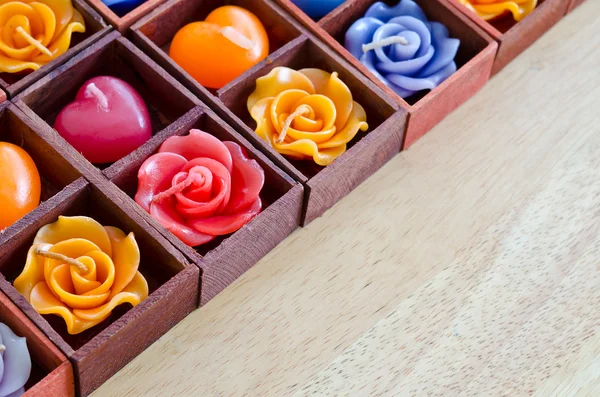 Rosas de vela y corazones de vela en caja de madera —  Fotos de Stock