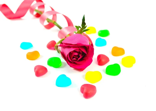 Mawar merah dengan warna-warni bentuk hati permen jelly di backgrou putih — Stok Foto