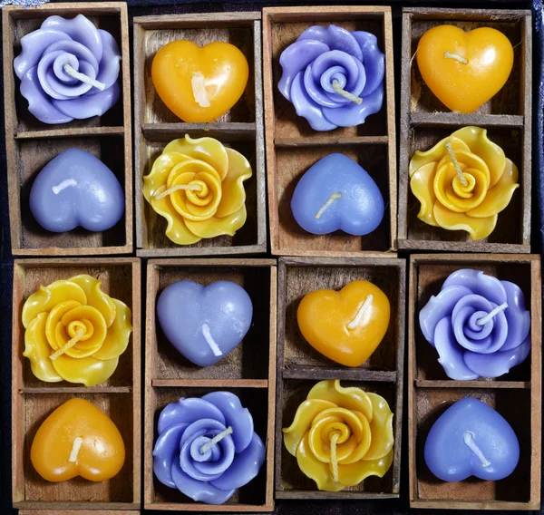 Rosas de vela e corações de vela em caixa de madeira — Fotografia de Stock