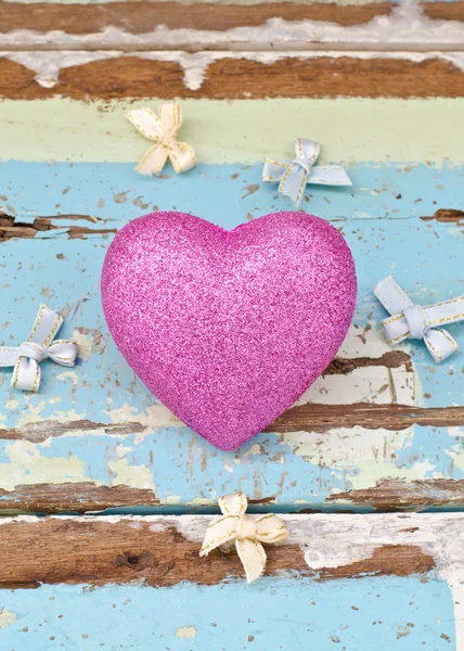 Corações cor-de-rosa e fitas em fundo de madeira azul luz grungy — Fotografia de Stock