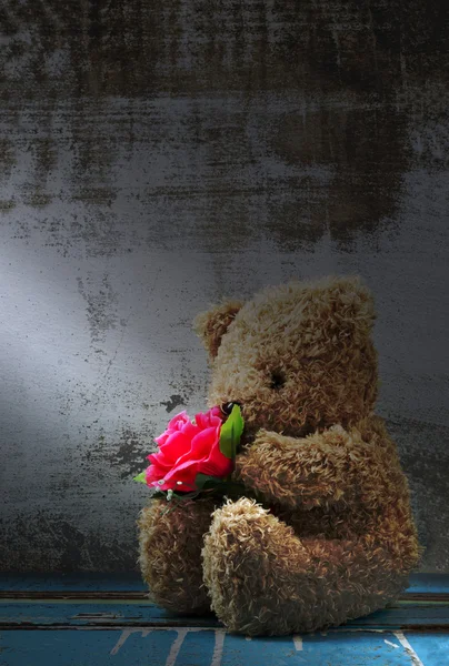 バラの花束を持ってかわいいクマの人形のある静物 — ストック写真