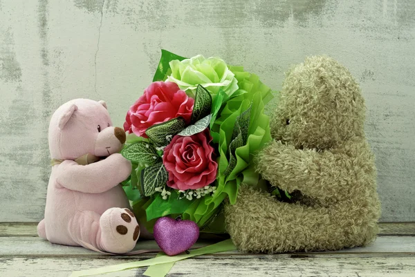 Couple of cute  bears holding roses bouquet — Stock Photo, Image