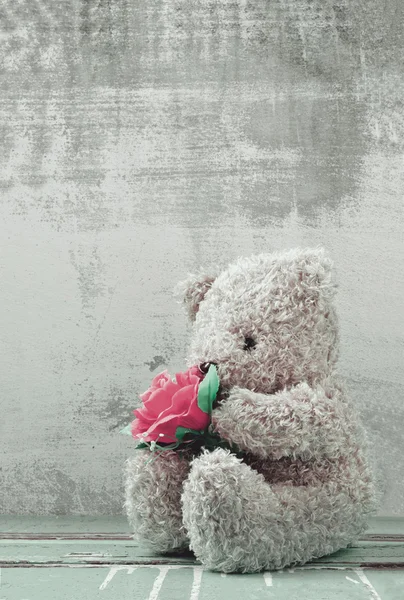 バラの花束を持ってかわいいクマさん人形 — ストック写真