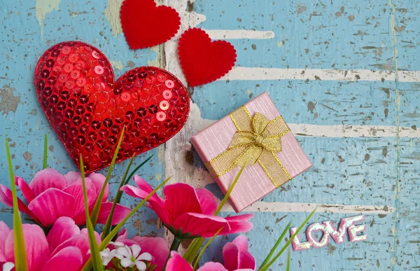 Geschenk und Herzen auf Holzbrett, Valentinstag-Hintergrund — Stockfoto