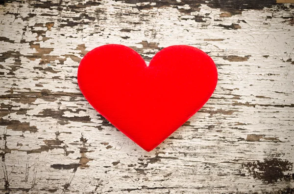 Red heart shape on wood background in vintage style — Stock Photo, Image