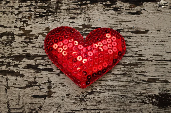 Rote Herzform auf Holzhintergrund im Vintage-Stil — Stockfoto