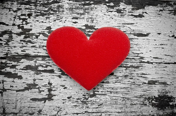 Red heart shape on wood background in vintage style — Stock Photo, Image