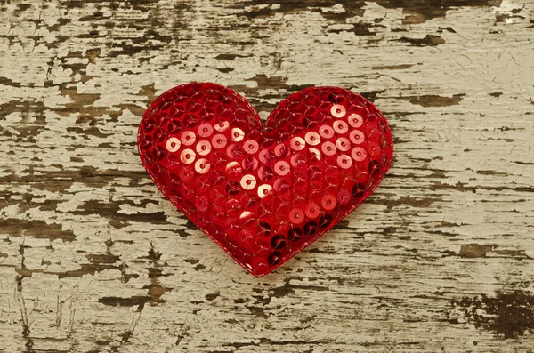 Forma de coração vermelho no fundo de madeira em estilo vintage — Fotografia de Stock