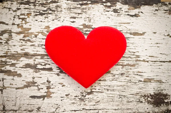 Red heart shape on wood background in vintage style — Stock Photo, Image