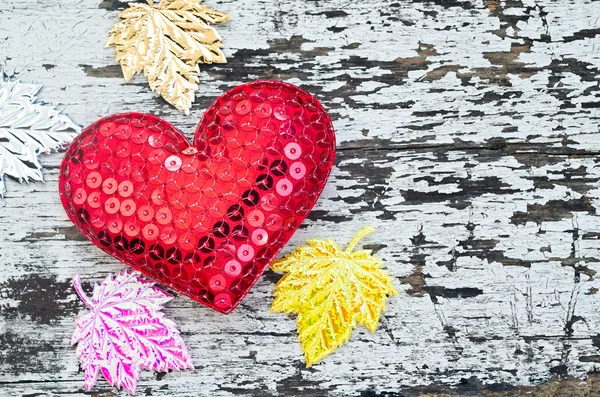 Forma de corazón rojo sobre fondo de madera en estilo vintage — Foto de Stock