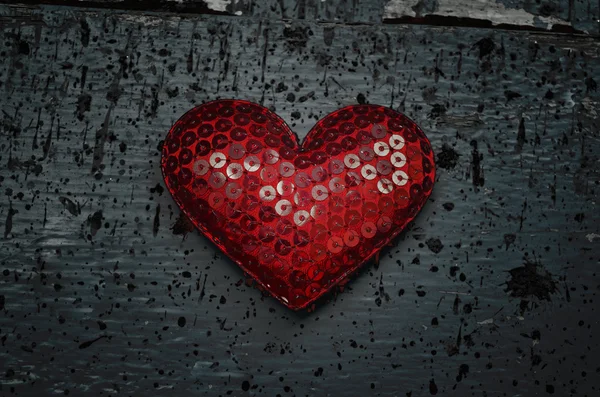 Forma de coração vermelho no fundo de madeira pneu escuro ingrungy — Fotografia de Stock