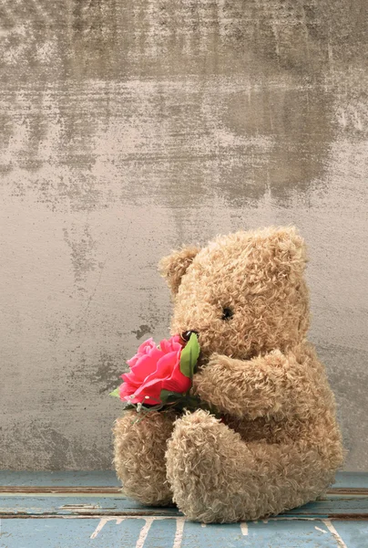 Słodki Miś lalka trzyma bukiet róż — Zdjęcie stockowe