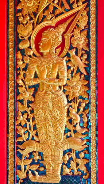 Thajském stylu angel sculpter na dveře chrám v Thajsku — Stock fotografie