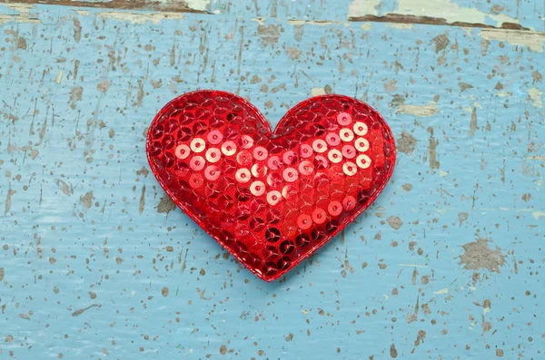 Forma de coração vermelho no fundo de madeira em estilo vintage — Fotografia de Stock