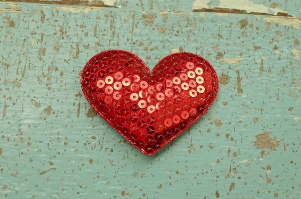 Forma de corazón rojo sobre fondo de madera en estilo vintage — Foto de Stock