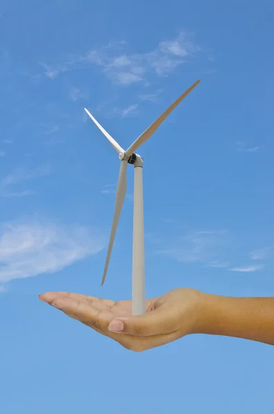 Turbina eólica en mano con cielo azul — Foto de Stock