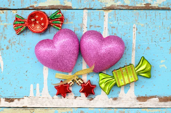 Paar Herzen und mit Accessoire auf Holzbrett, valentines da — Stockfoto