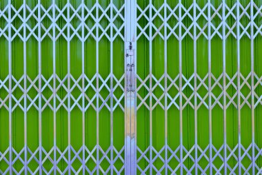 Yeşil metal ızgara sürgülü kapı ile pad kilit ve alüminyum handl