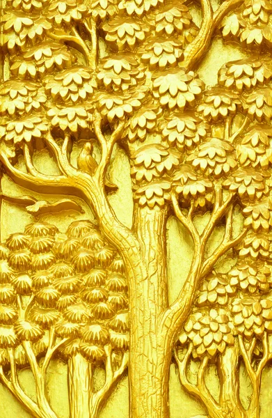 Traditionelle thailändische Kunst goldene Baumschnitzerei auf Tempeltür — Stockfoto