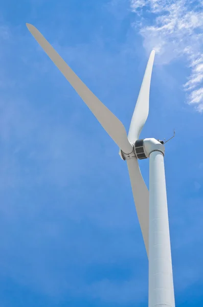 Větrná energie turbína na pozadí modré oblohy — Stock fotografie