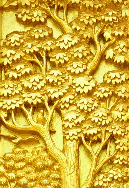 Traditionelle thailändische Kunst goldene Baumschnitzerei auf Tempeltür — Stockfoto