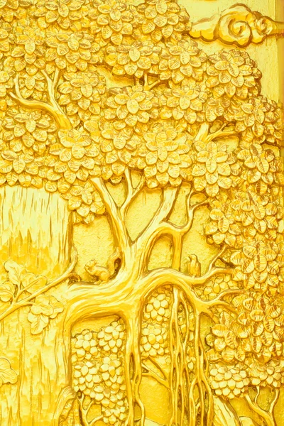 Traditionell thailändsk stil art golden tree carving på templet dörr — Stockfoto