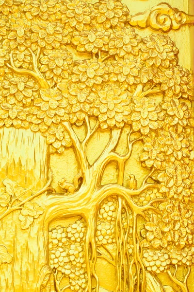 Traditionell thailändsk stil art golden tree carving på templet dörr Stockbild