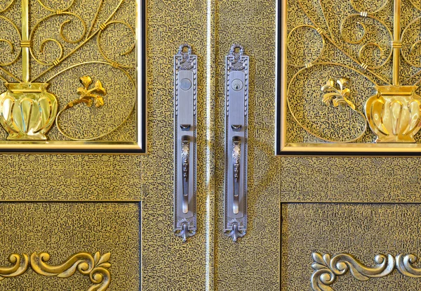 Mooie messing deur met aluminium greep — Stockfoto