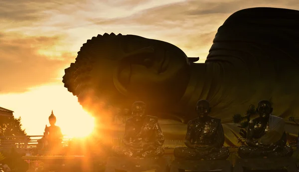 Große Buddha-Statue über Sonnenaufgang in Songkhla, Thailand — Stockfoto