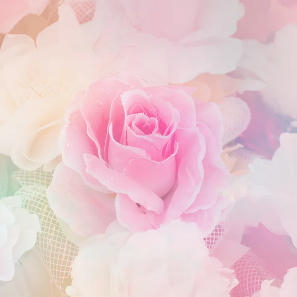 Fokus lembut buket bunga mawar merah muda dan putih buatan — Stok Foto