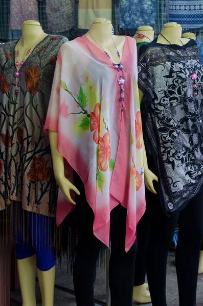 Μόδας πολύχρωμο φόρεμα για τα θηλυκά μανεκέν — Φωτογραφία Αρχείου