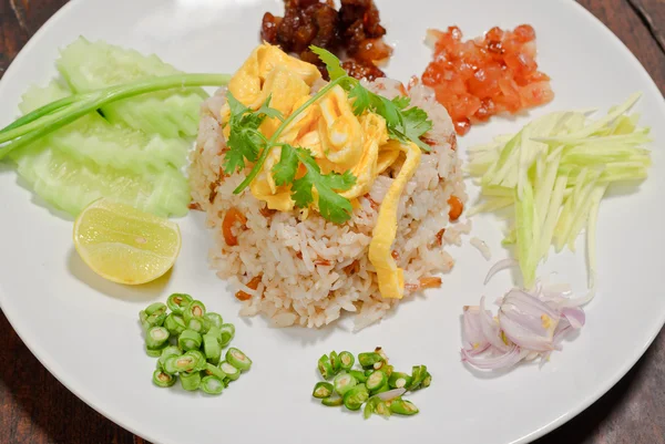 Kevert főtt rizs, a garnéla paszta mártással (Kao Cluk Ka Pi) — Stock Fotó