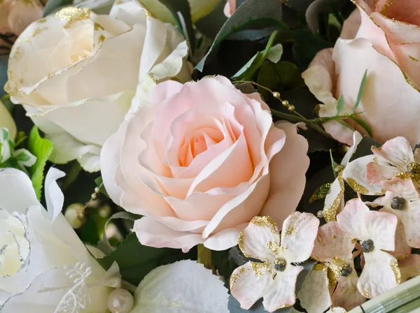 Mjukt fokus konstgjorda orange och vit rosa blommor bukett — Stockfoto