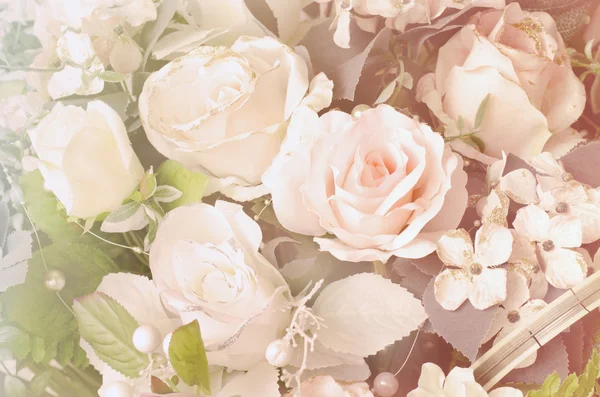 Yumuşak odak yapay turuncu ve beyaz çiçekler buket gül