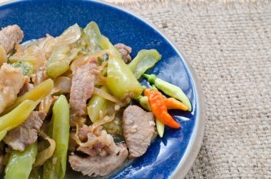 domuz eti ile kızarmış tatlı biber