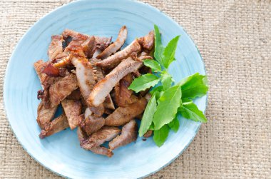 Derin kızarmış domuz otlar ile