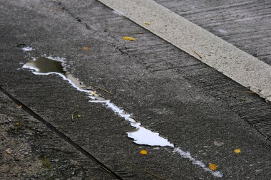 Kar ve buzla kaplı beyaz ıslak zemin dokusu