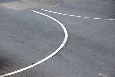 asfalt yol üzerinde beyaz çizgi