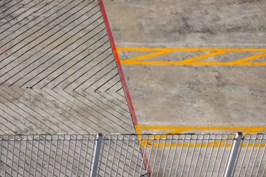 Şehirde yaya geçidi var.