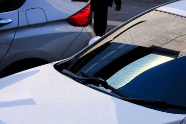 modern arabanın içinde ışık ve yansıma var.