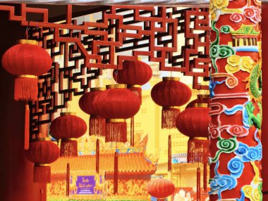 Çin tapınağında kırmızı fener