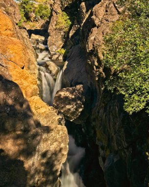 Montgomery Creek Şelalesi 18 metre aşağıdaki havuza dökülüyor..