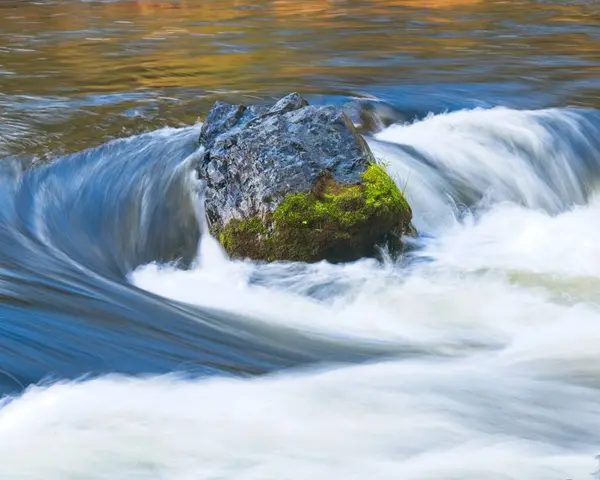 Trinity River Fließt Einen Großen Moosbedeckten Felsbrocken — Stockfoto
