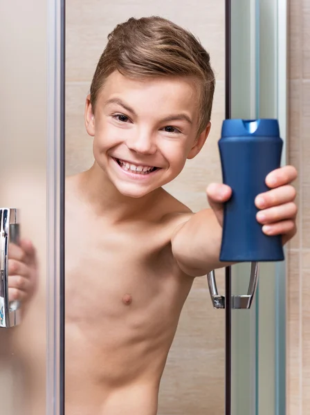 Teen boy takes a shower in the bathroom — Stockfoto